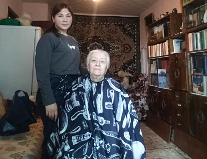 парикмахер-волонтер