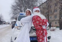 В Кораблине полицейские Дед Мороз и Снегурочка поздравили детей с Новым годом