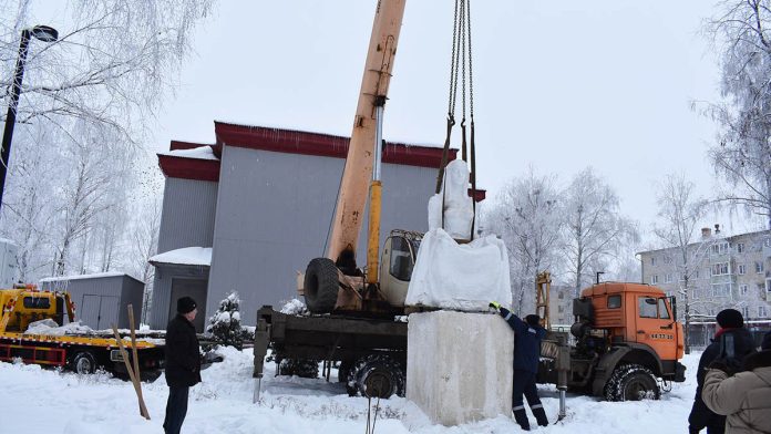 Кораблино_статуя ткачихи_21.01.26 (2)